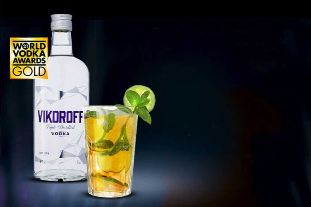 Vodka une bouteille avec un cocktail