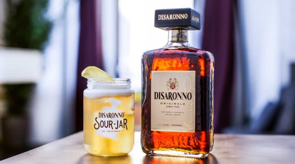 Bouteille de Disaronno Originale et verre de cocktail Disaronno Sour.