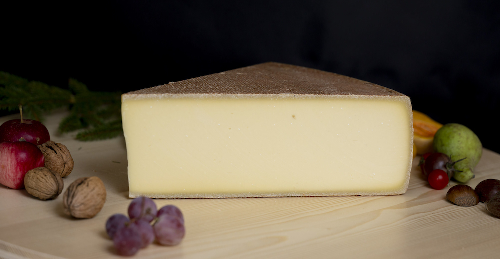 Swiss Cheese Awards un morceau de gruyère avec des fruits