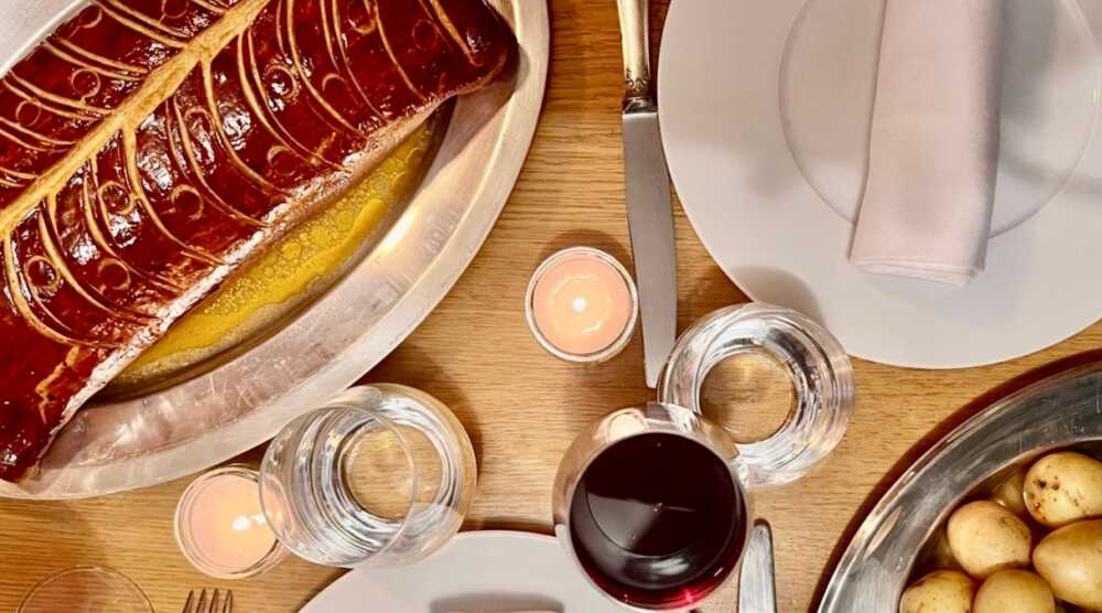 Une tourte de la maison Baraban sur la table dressée