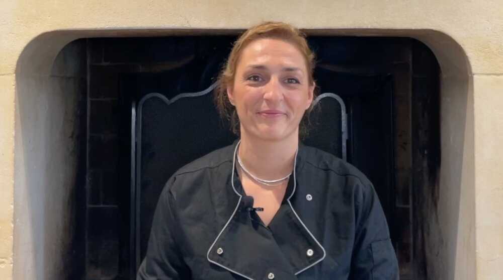 La Cheffe Magda devant la cheminée