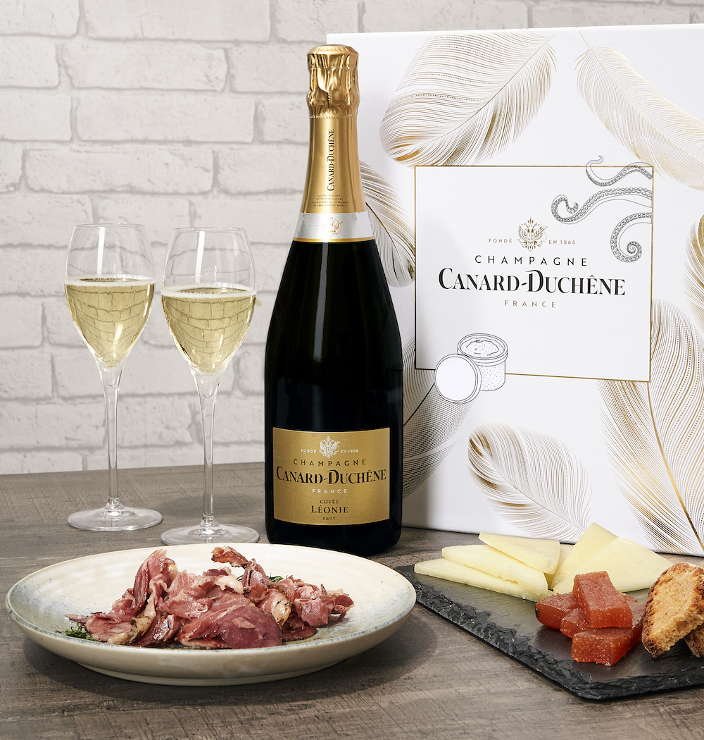 bouteille de champagne et coffret gourmand pour la Saint-Valentin