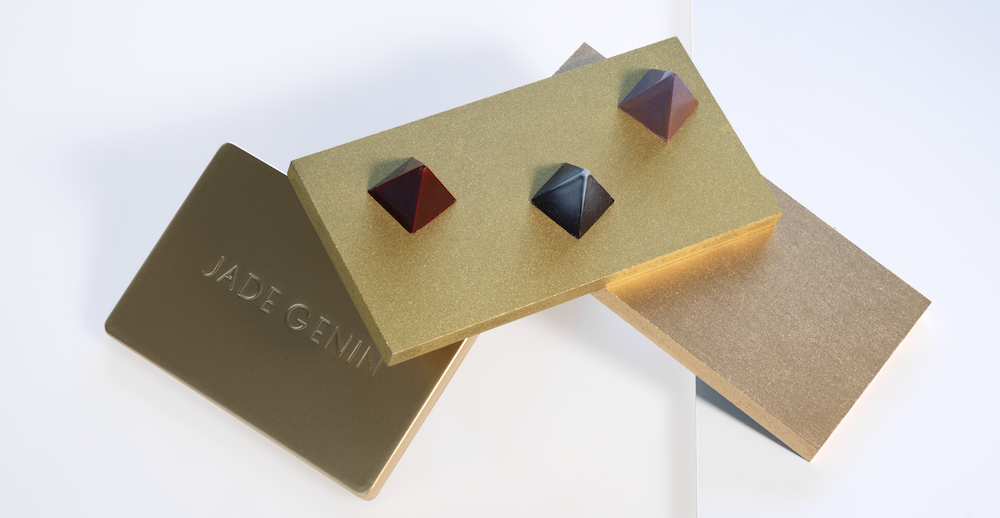 Jade Genin plaquette de chocolat en or avec pyramide de chocolat en couleur