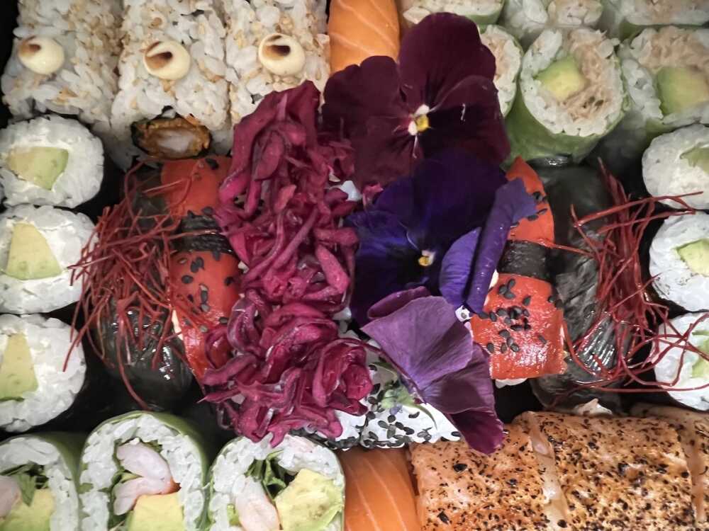 The Upside Down Sushibox".  intérieur sushis et fleurs