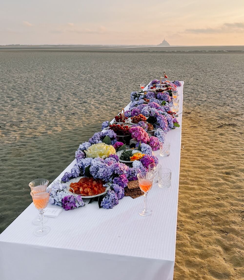 des plateaux apéritifs sur la mer