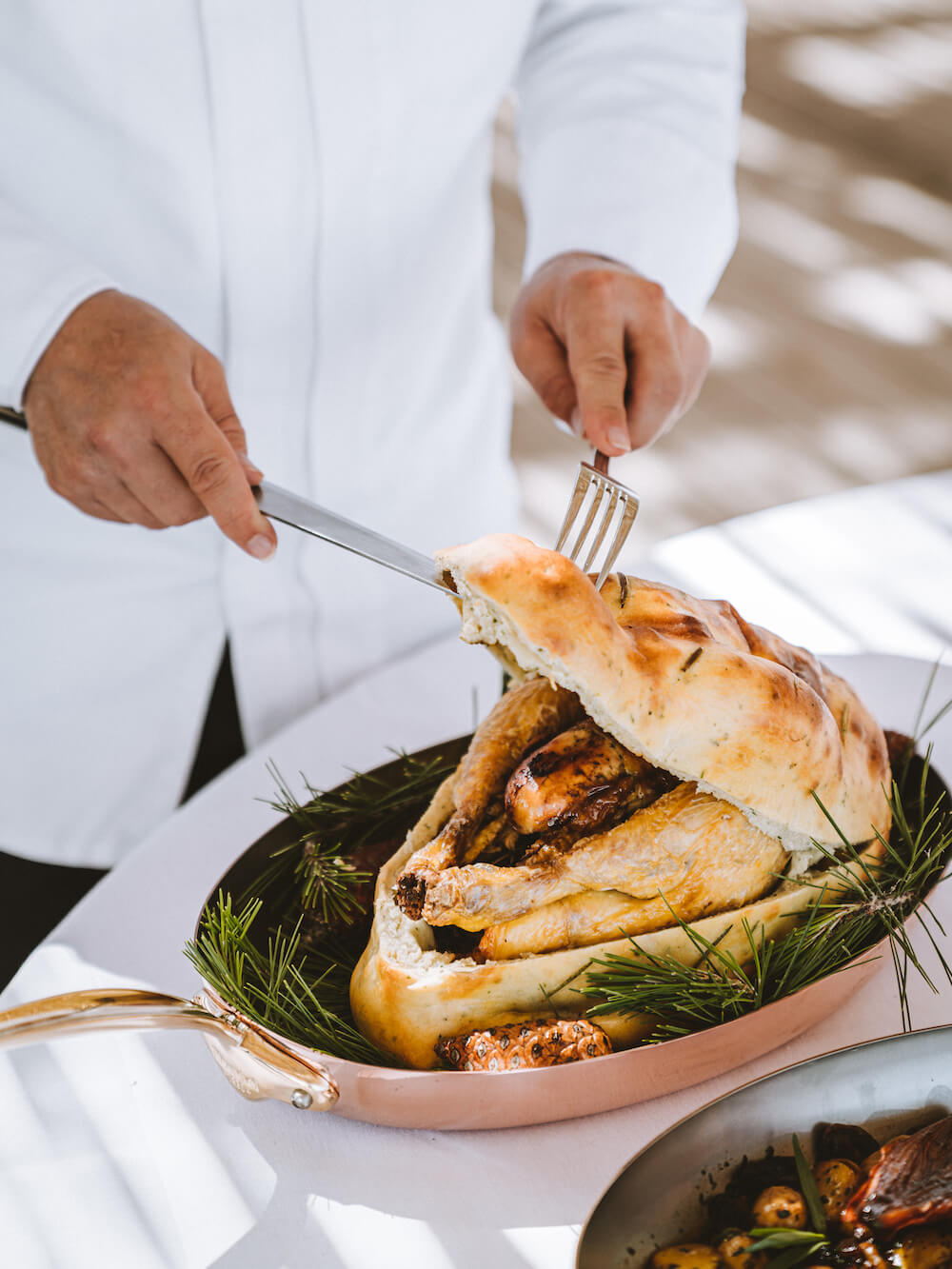 Été 2023, Bagatelle Beach poulet en croûte de sel 