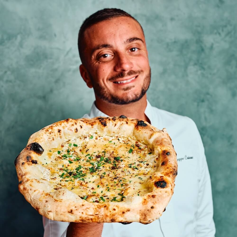 portrait de Peppe avec sa pizza