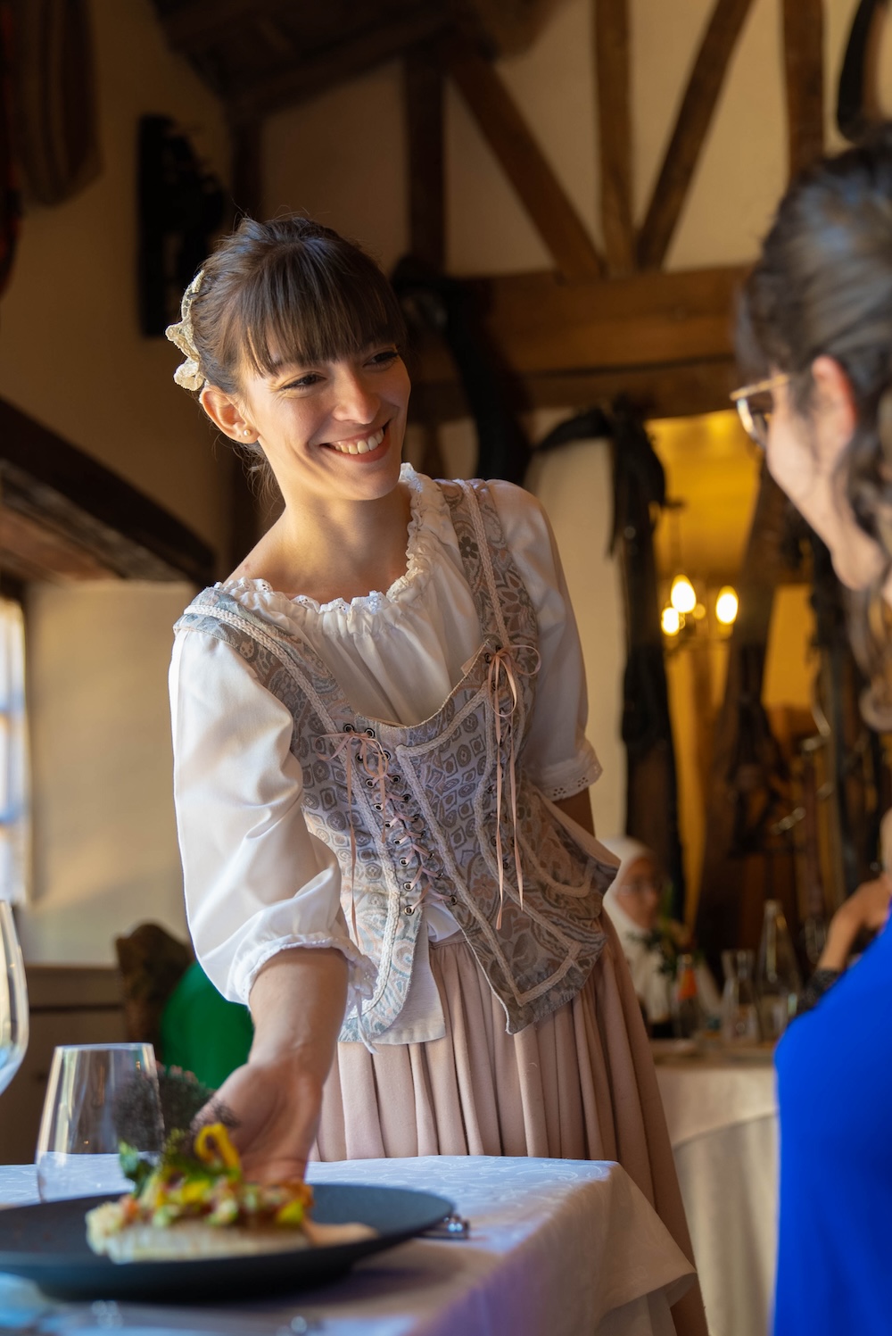 Puy du Fou : serveuse de l'auberge