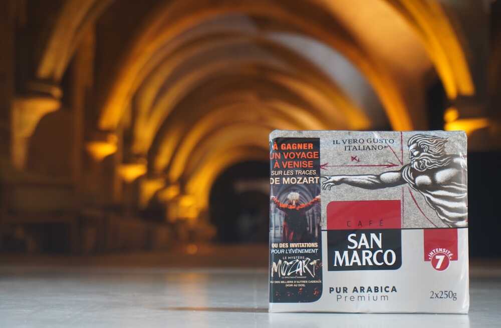 San Marco boite de café sous une voûte