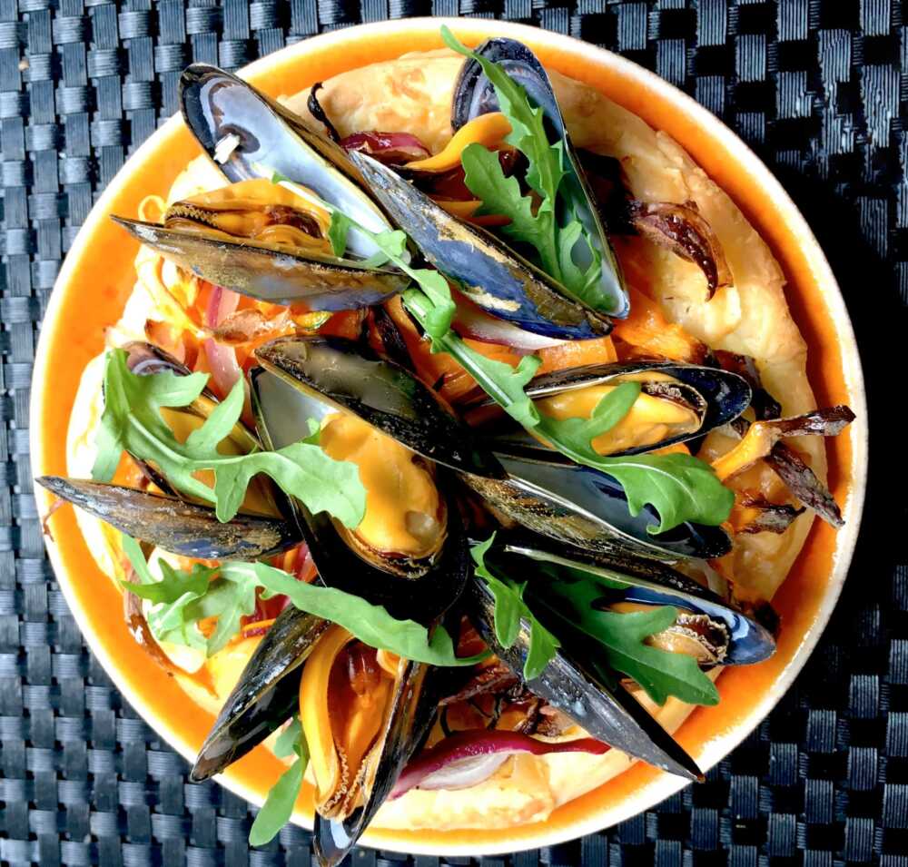 moules de bouchot sur une pizza