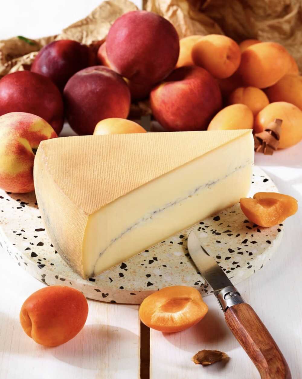Morbier avec des fruits