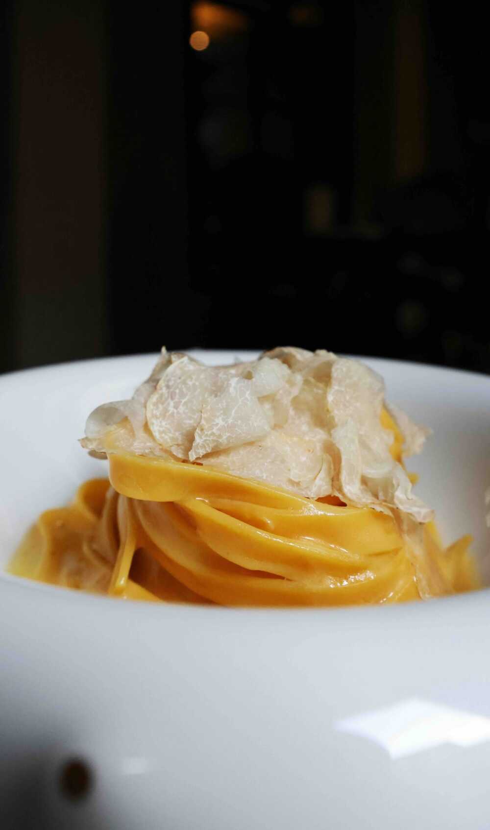 truffe blanche sur des pâtes
