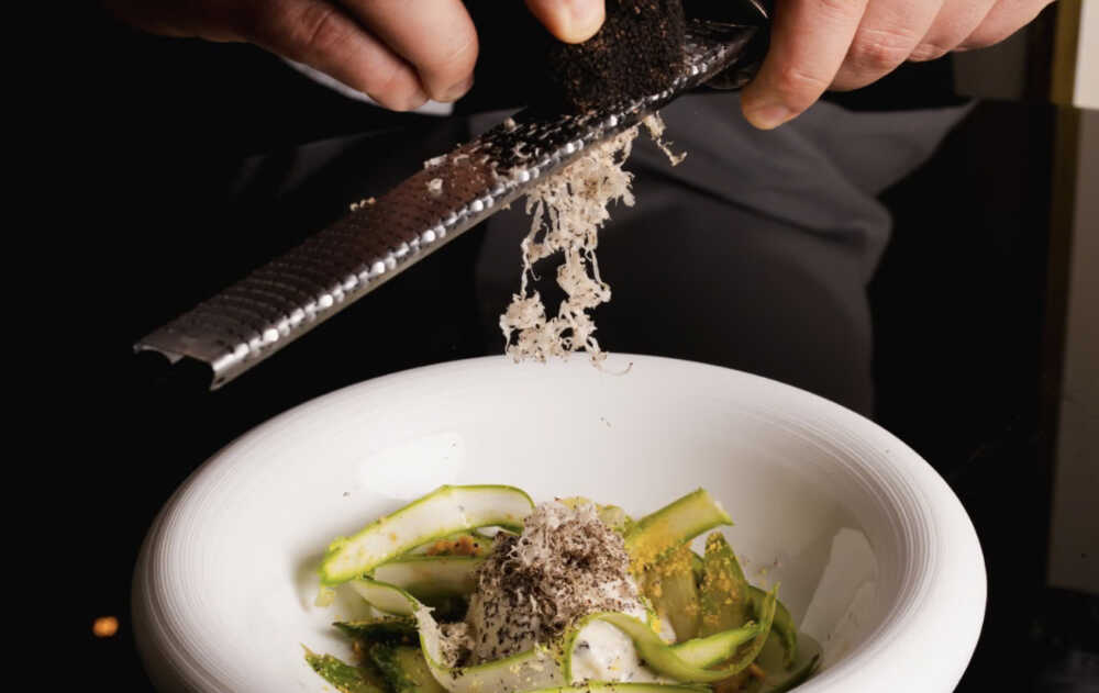 truffe blanche sur des légumes