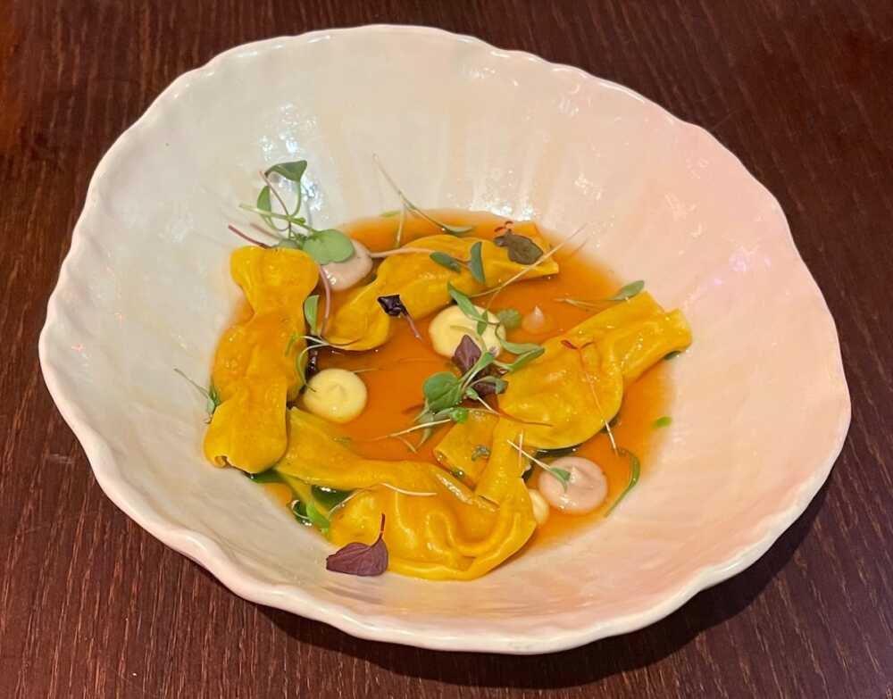 Le Stock  Raviole farcie, effiloché de volaille et foie gras, bouillon asiatique au miso rouge 