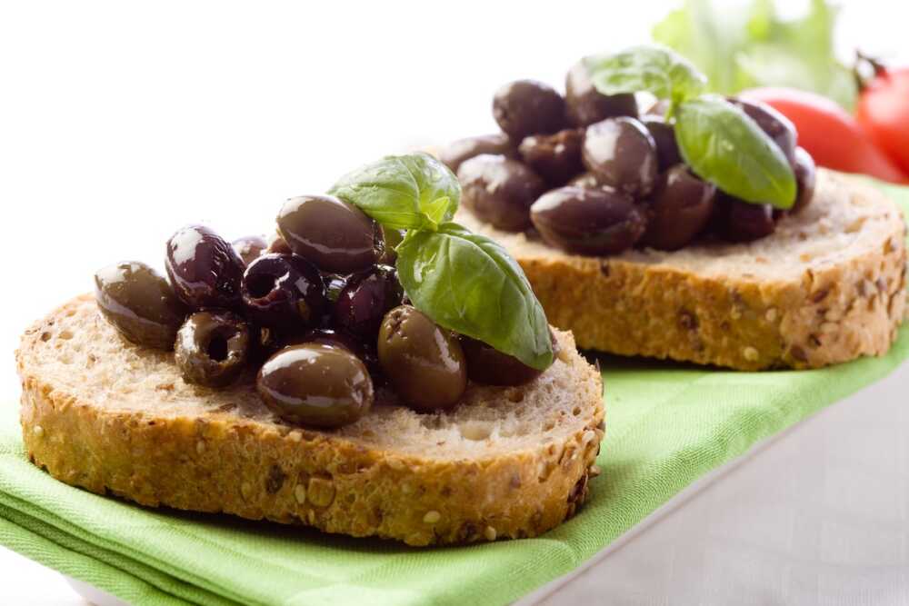Olives de table grecques sur des tartines de pain