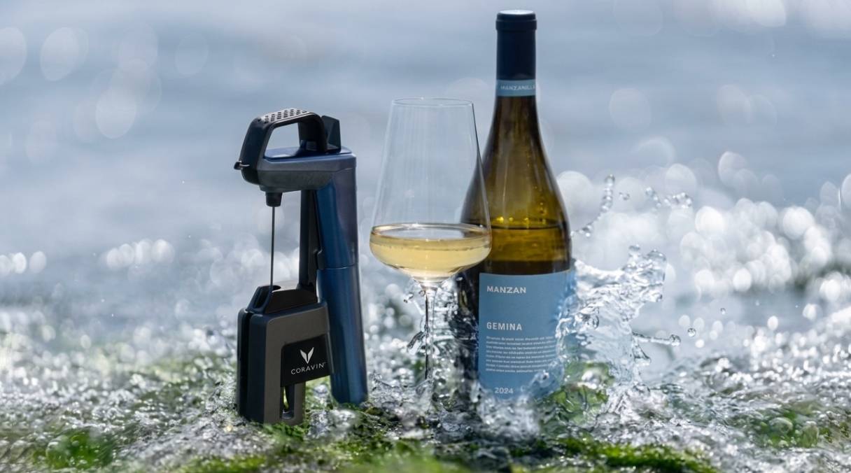 Les bonnes bouteilles à la fête avec le Coravin Timeless Six+ Bleu Océan